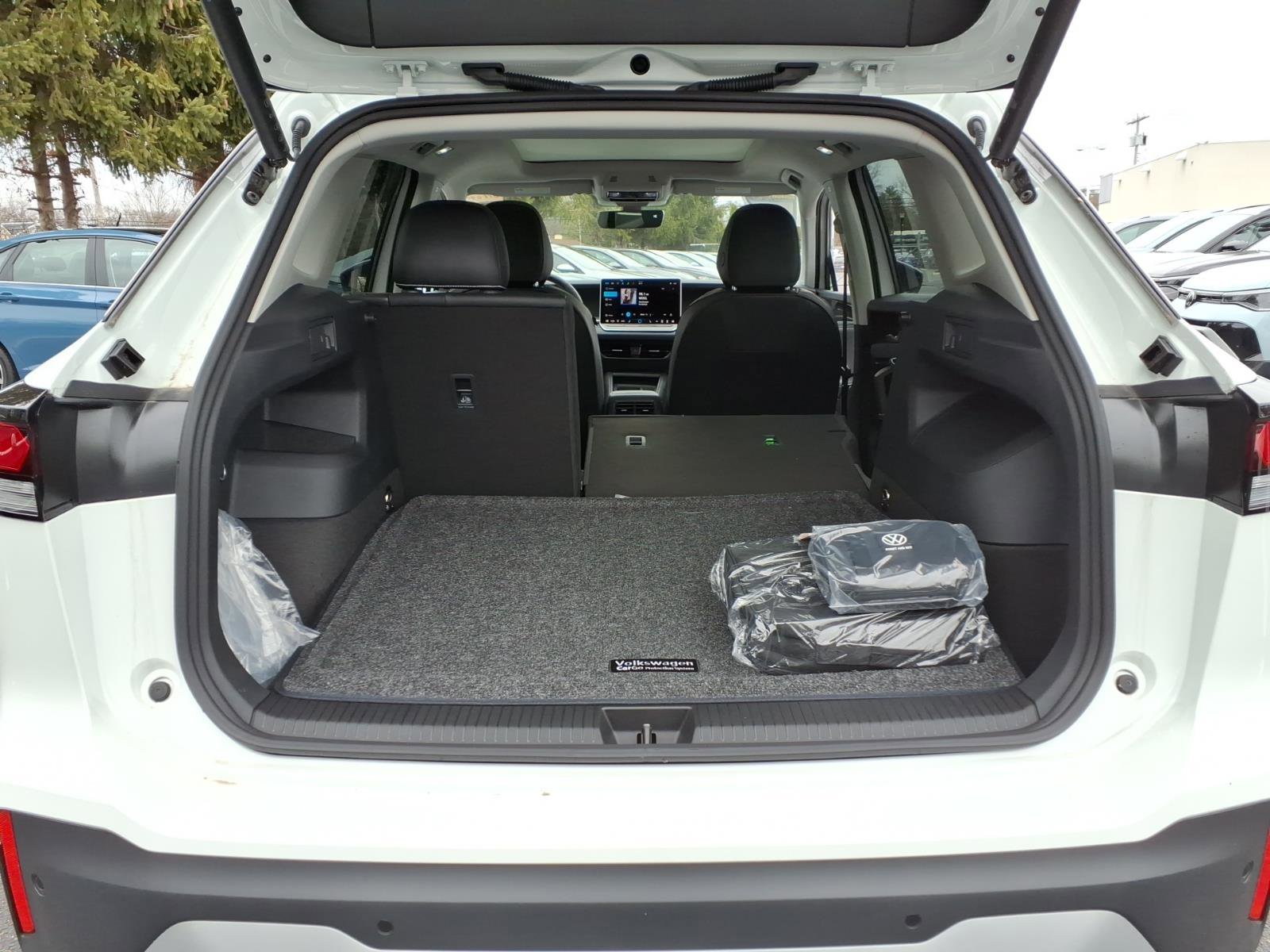 New 2025 Volkswagen Tiguan SE image 8