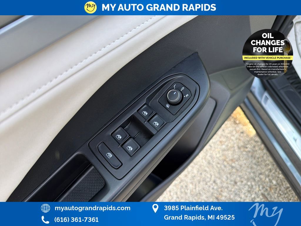 Used 2025 Volkswagen Taos SE w/ Panoramic Sunroof Package AWD/4WD image 11
