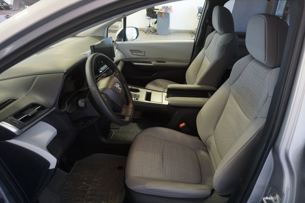 Used 2025 Toyota Sienna LE image 17