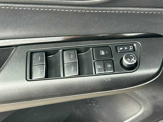Used 2024 Toyota Venza LE AWD/4WD image 13
