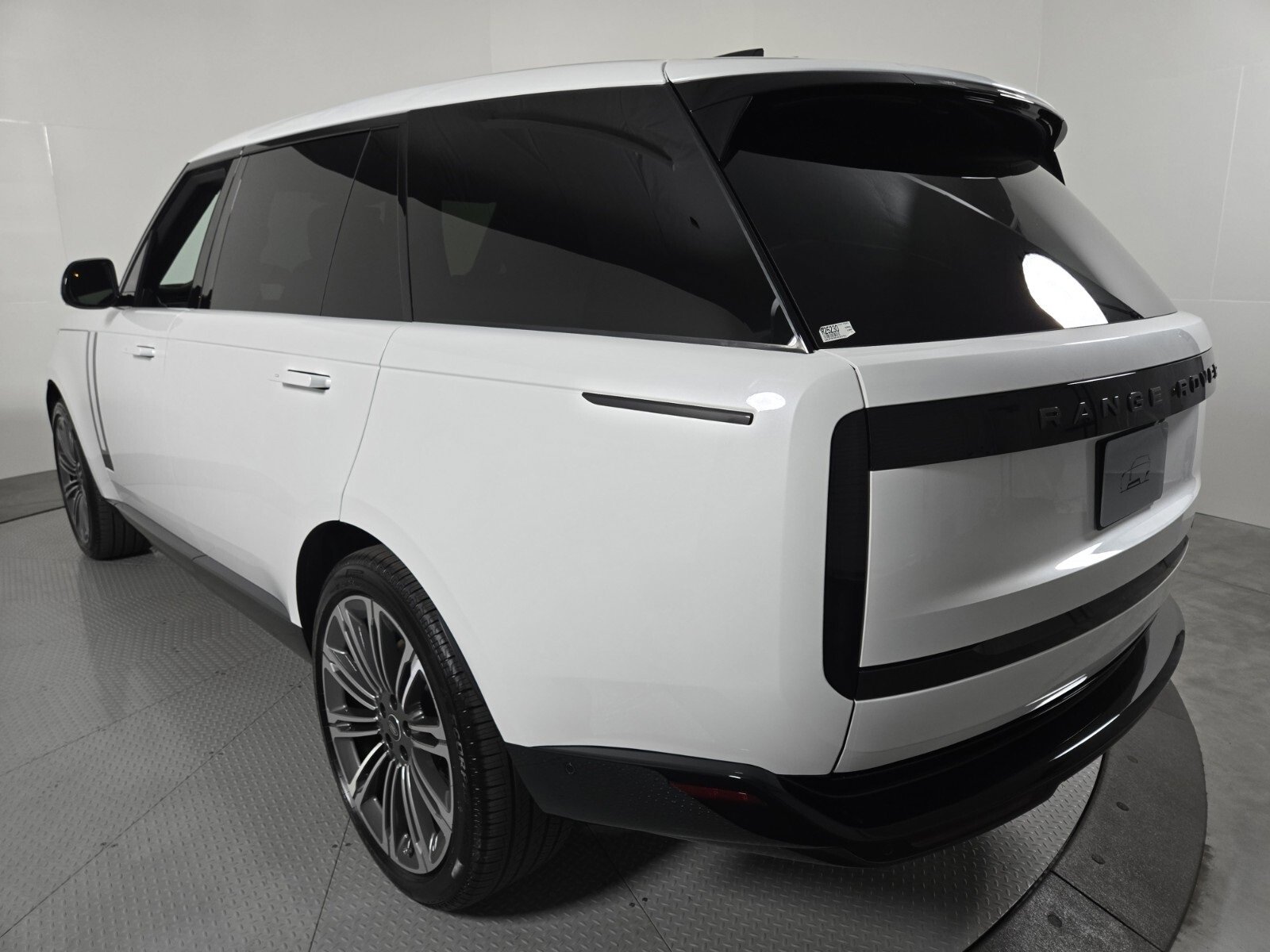 New 2025 Land Rover Range Rover Long Wheelbase SE image 15