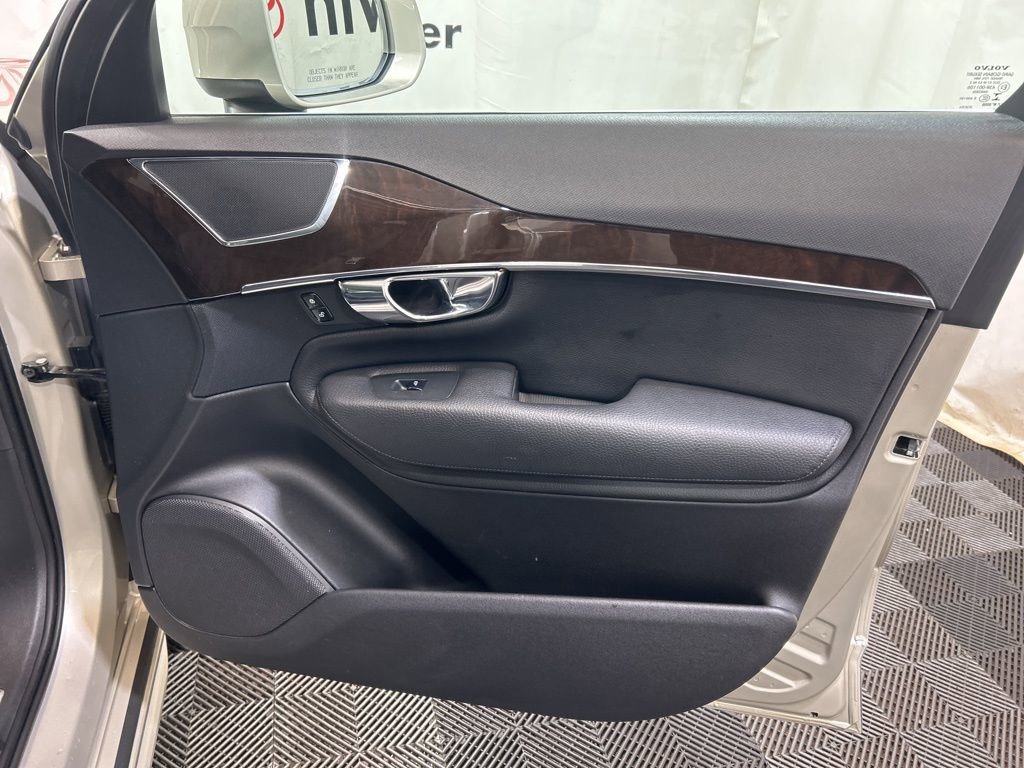 Used 2016 Volvo XC90 T6 Momentum image 9