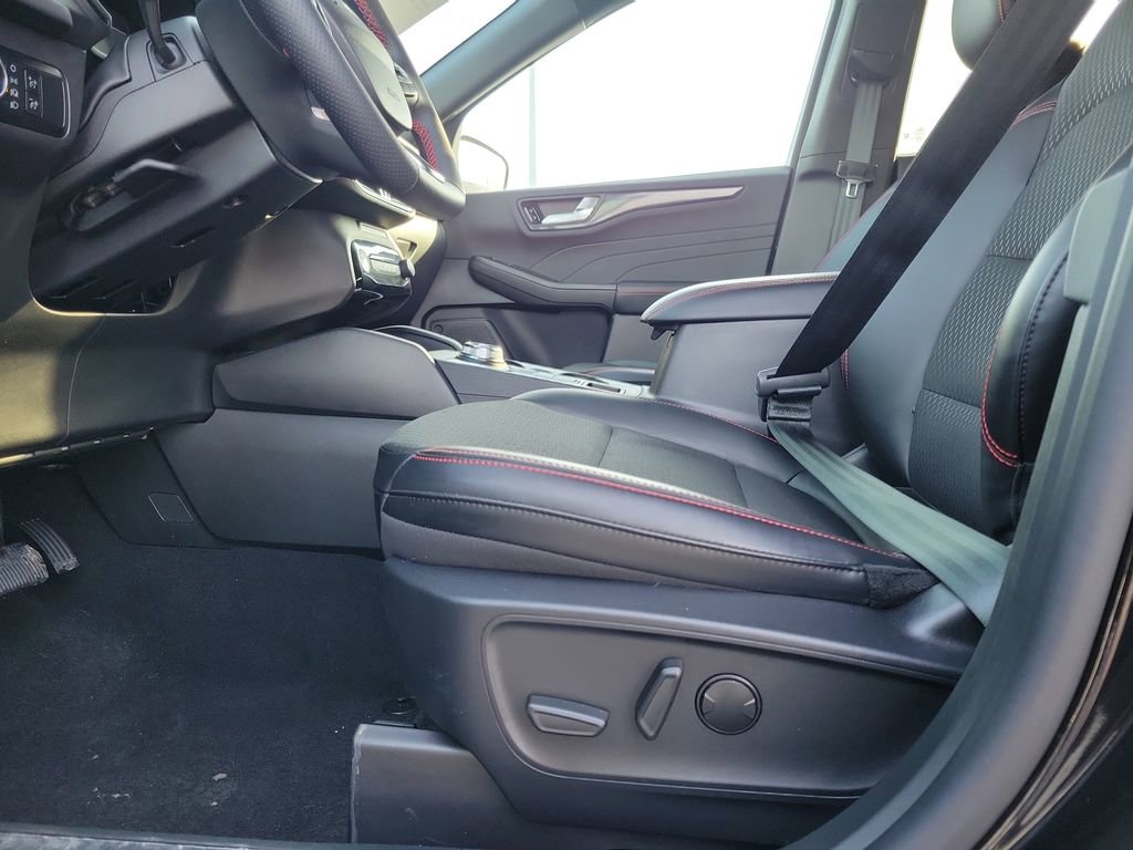 Certified 2025 Ford Escape ST-Line w/ Tech Pack #1 image 17