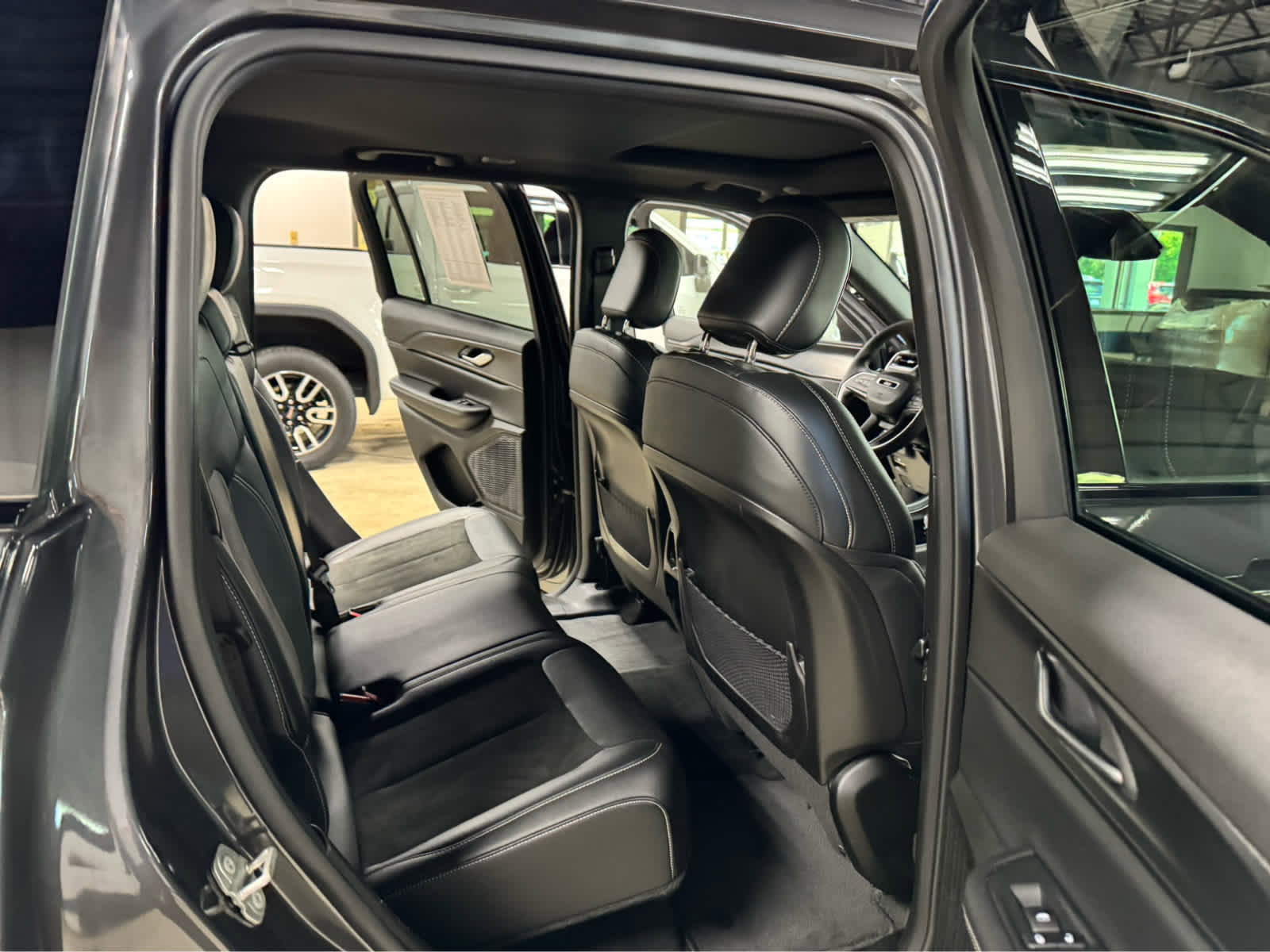 Used 2023 Jeep Grand Cherokee Altitude image 11