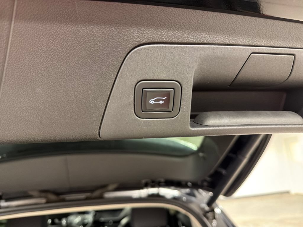 Used 2022 Buick Envision Essence w/ Technology Package I FWD image 19