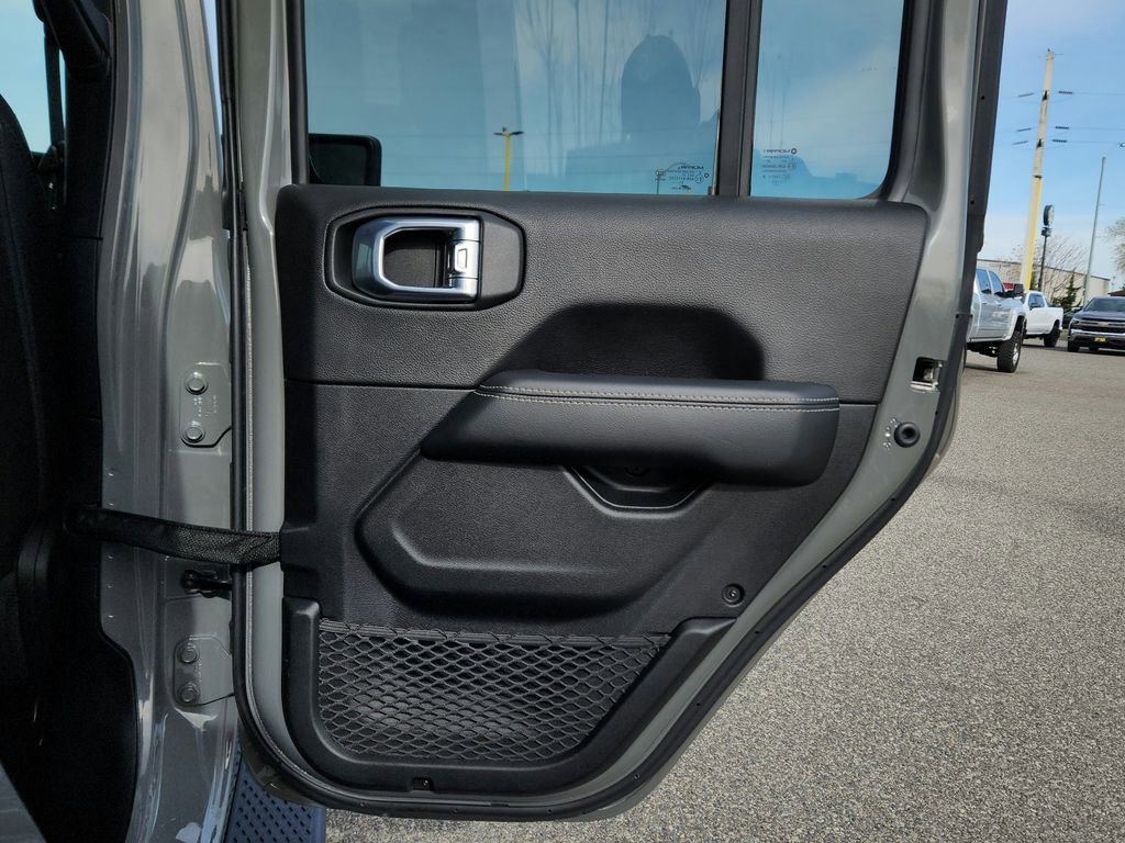 Used 2021 Jeep Gladiator Overland w/ Uconnect 4C Nav & Sound Group AWD/4WD image 27