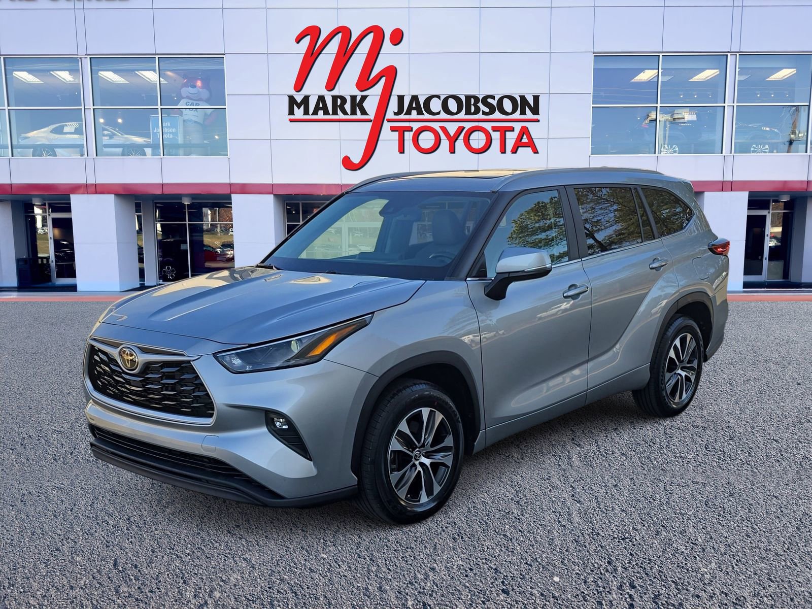 Used 2023 Toyota Highlander XLE image 1