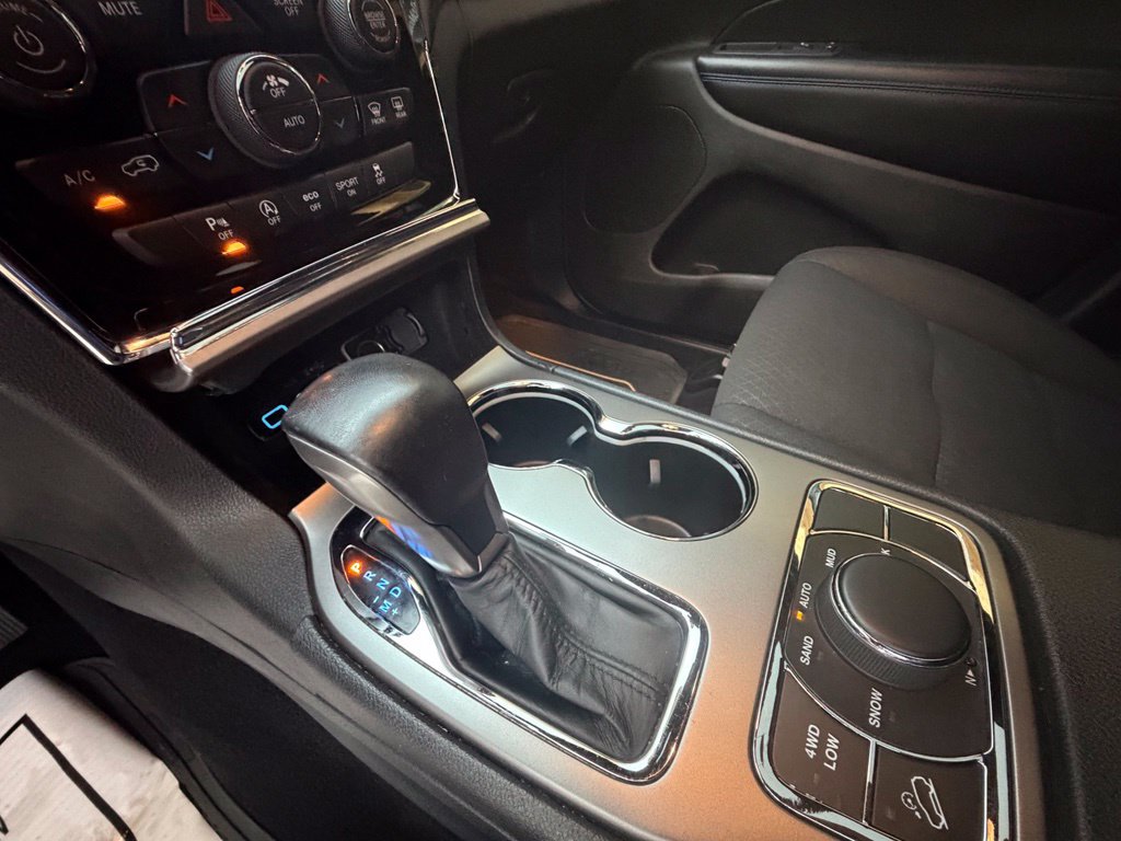 Used 2020 Jeep Grand Cherokee Laredo AWD/4WD image 36