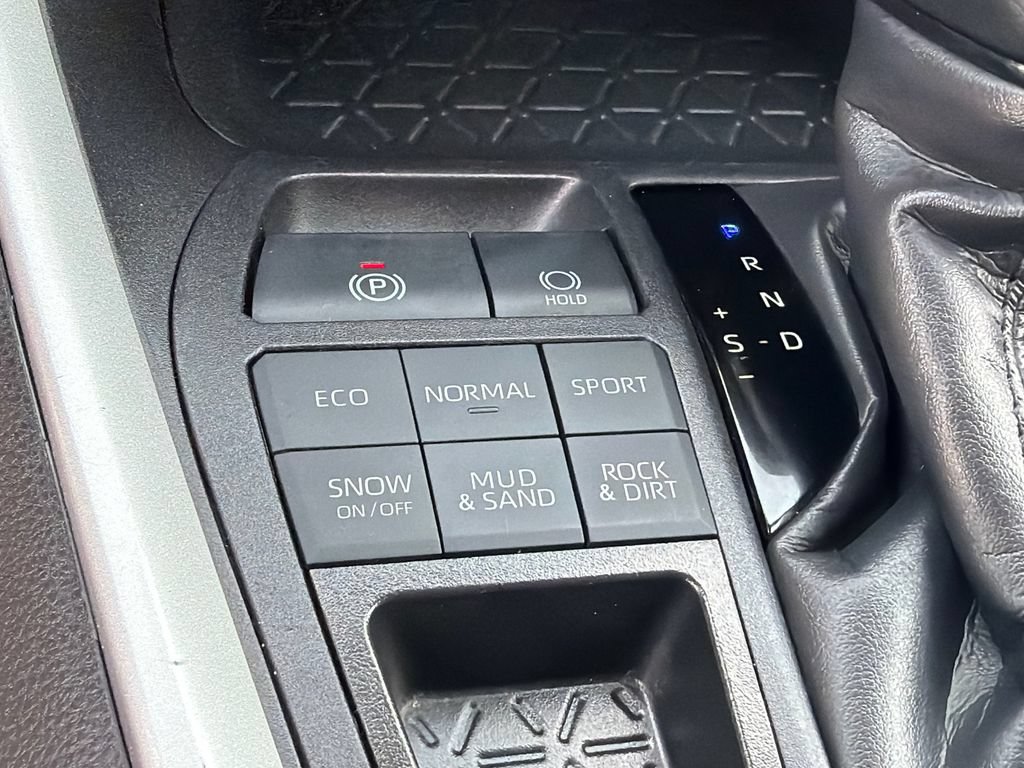 Used 2025 Toyota RAV4 LE AWD/4WD image 28
