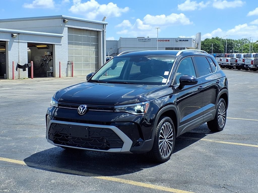 Used 2026 Volkswagen Taos SE FWD image 2