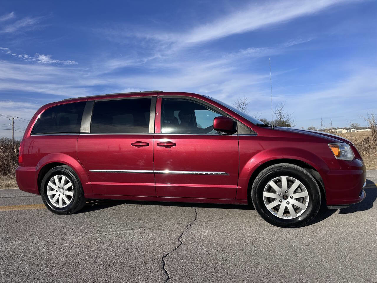Used 2016 Chrysler Town & Country Touring image 1