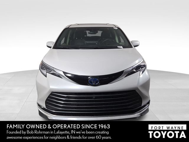 Used 2023 Toyota Sienna Platinum FWD image 3