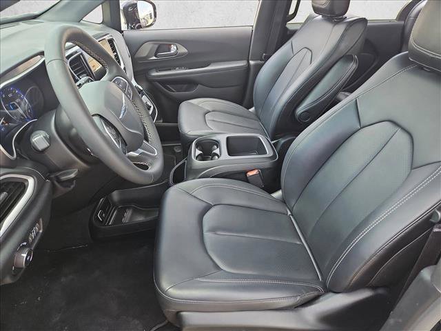 Used 2025 Chrysler Pacifica Select image 13