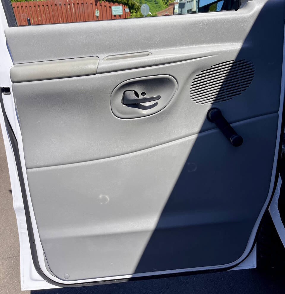 Used 2006 Ford E-350 and Econoline 350 XL RWD image 14