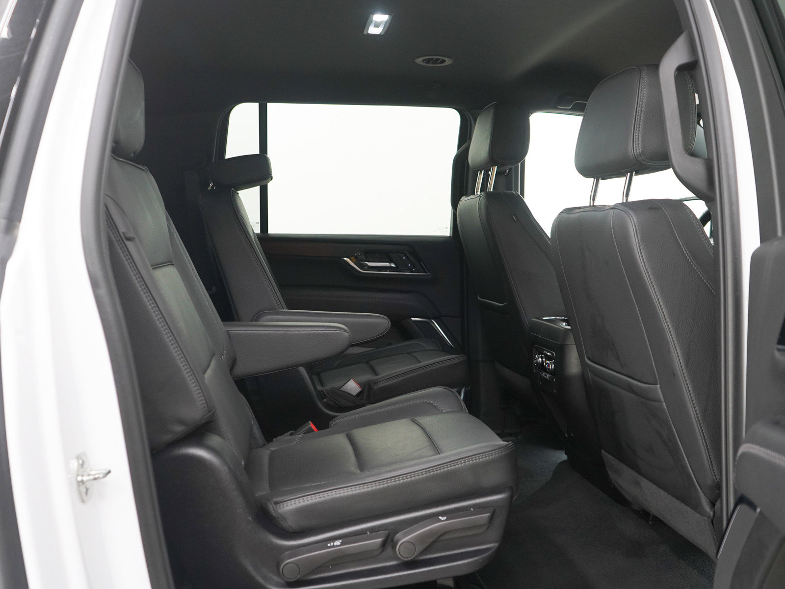 Used 2025 GMC Yukon XL Denali AWD/4WD image 13