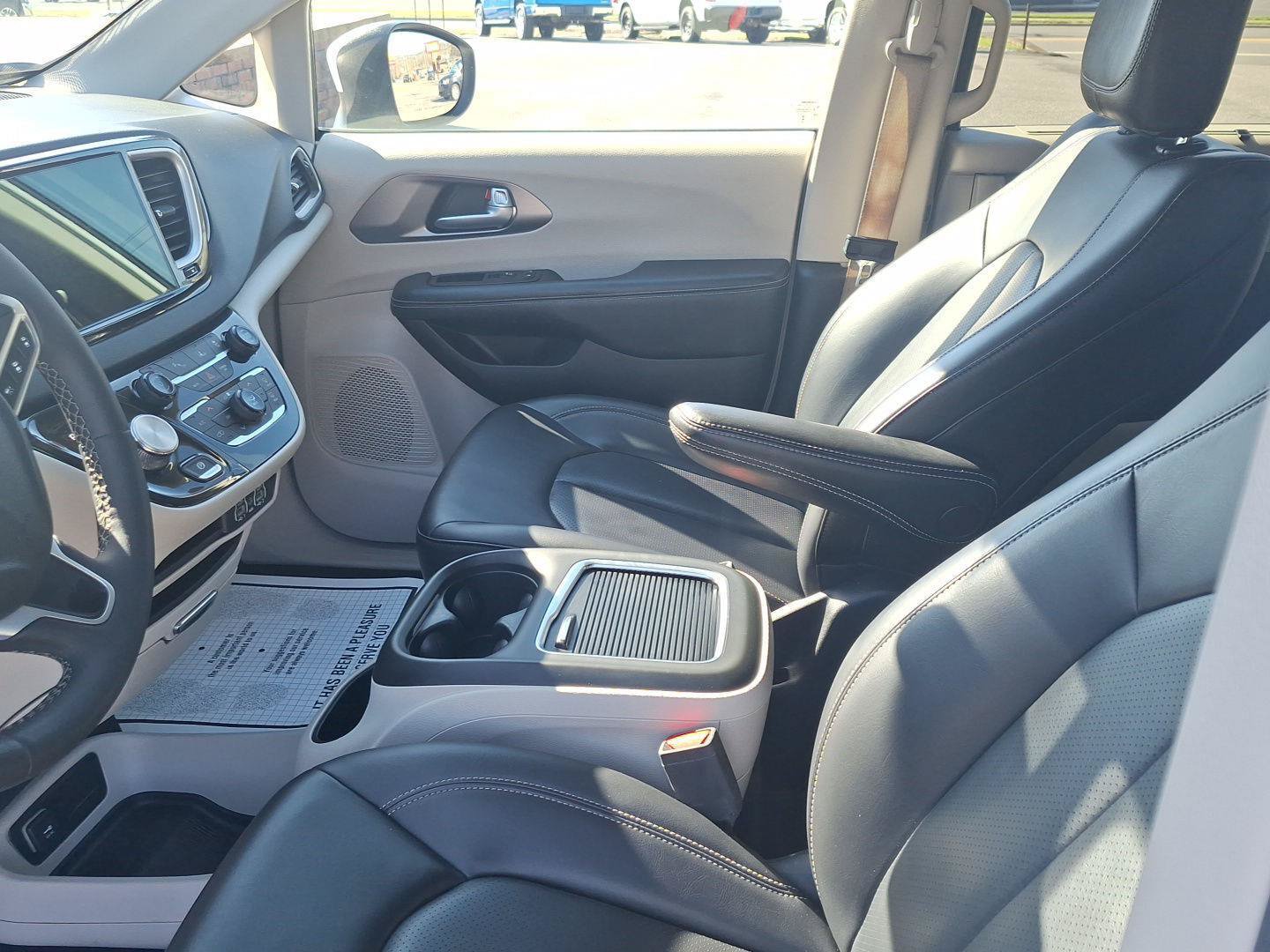 Used 2023 Chrysler Pacifica Touring-L FWD image 10