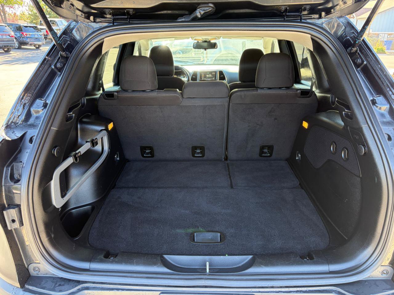 Used 2016 Jeep Cherokee Latitude w/ Cold Weather Group AWD/4WD image 6