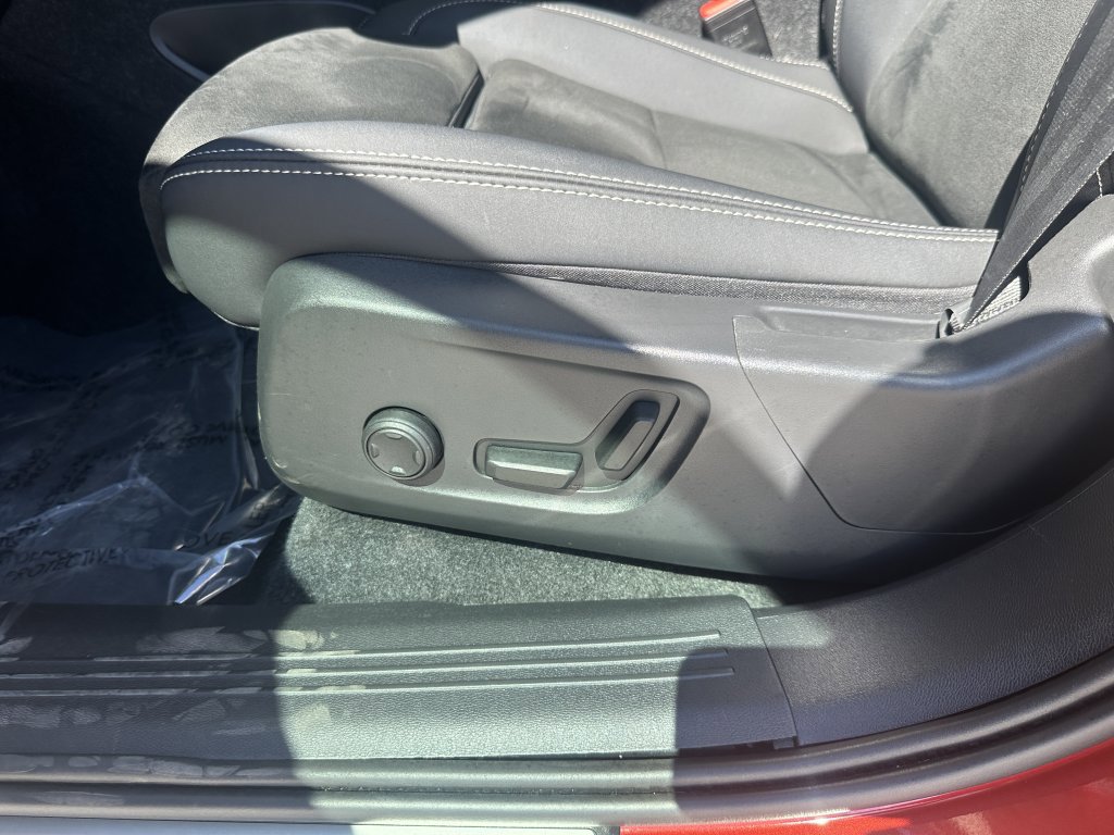 Used 2023 Volvo C40 P8 Recharge Plus image 31