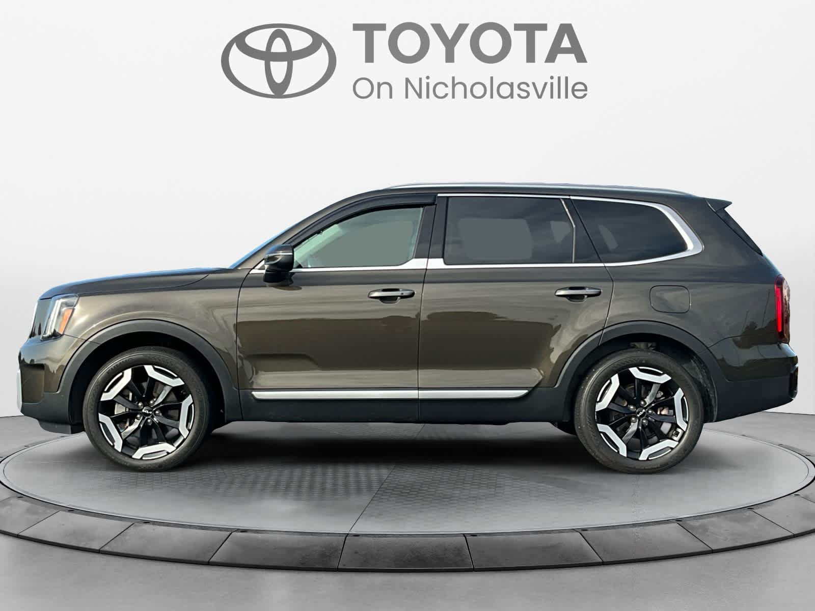 Used 2024 Kia Telluride S w/ S Sunroof Package FWD image 2