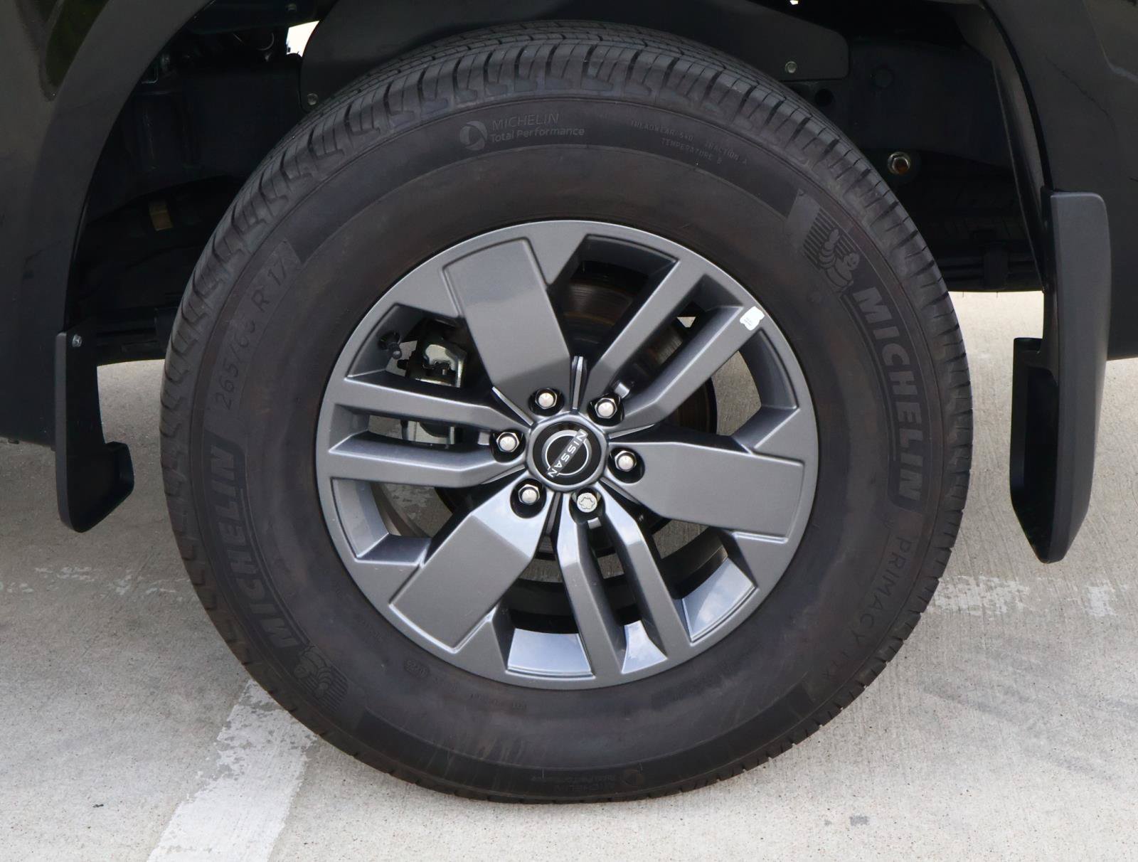 Used 2025 Nissan Frontier SV w/ SV Convenience Package RWD image 9