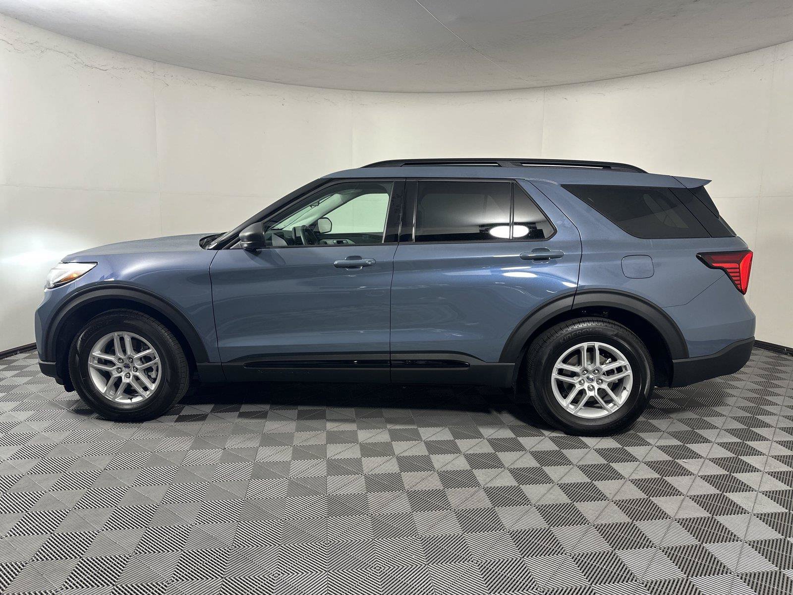 Used 2026 Ford Explorer Active w/ Active Comfort Package RWD image 4