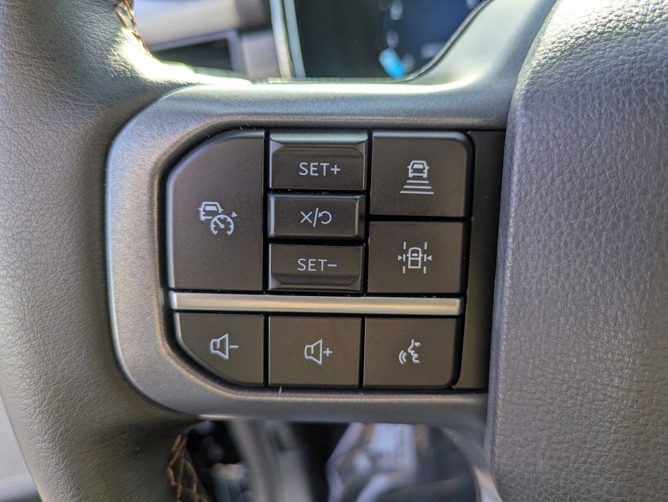 Used 2025 Ford F150 Lariat w/ Equipment Group 501A Mid image 17