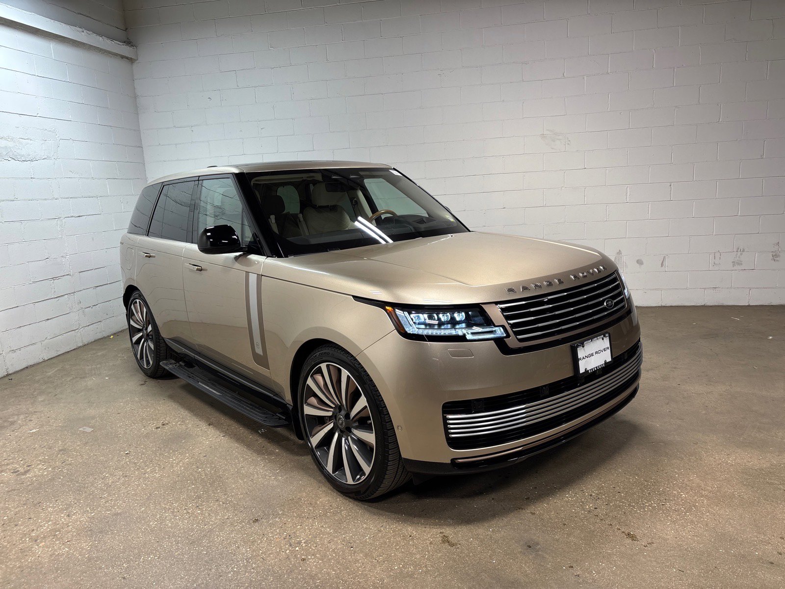 Used 2023 Land Rover Range Rover SV AWD/4WD image 4