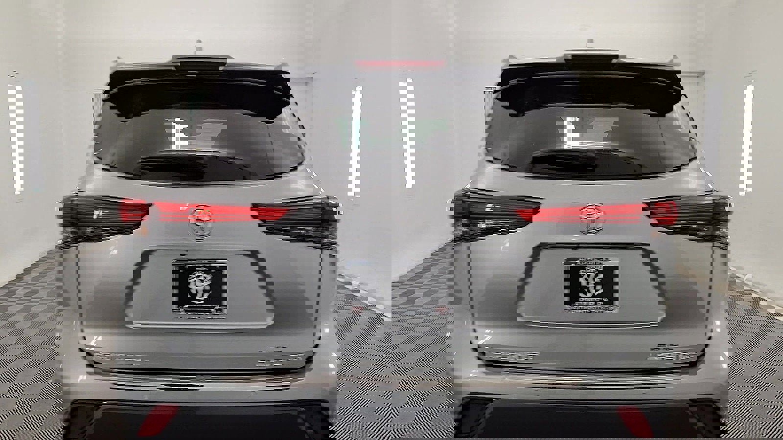 Used 2023 Toyota Highlander Limited image 3