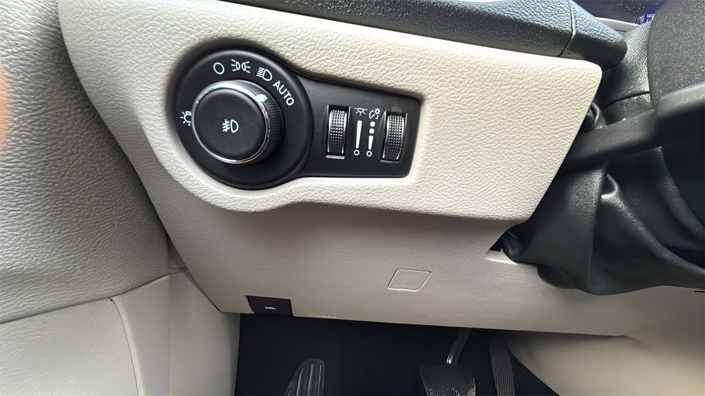 Used 2023 Chrysler Pacifica Touring-L image 28