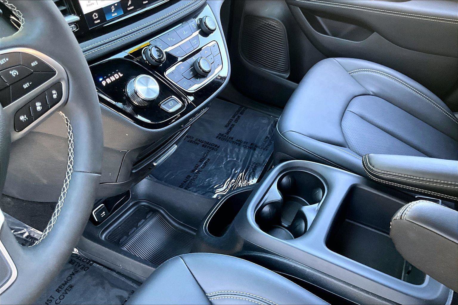 Used 2025 Chrysler Pacifica Select image 16