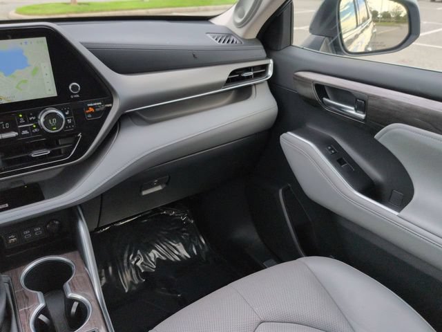 Used 2024 Toyota Highlander Limited FWD image 17