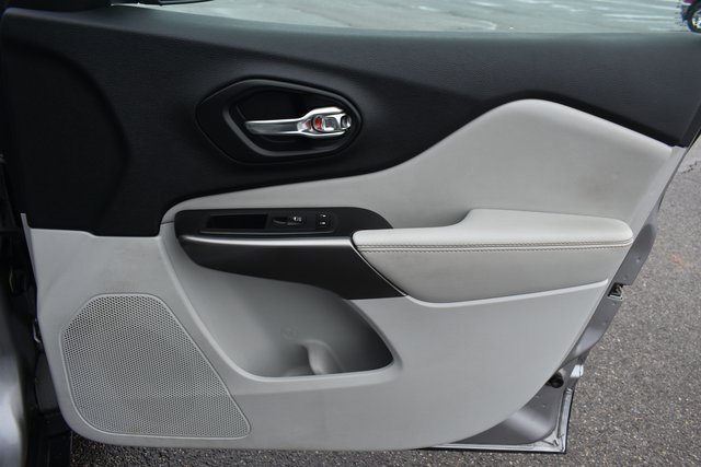 Used 2019 Jeep Cherokee Limited image 44