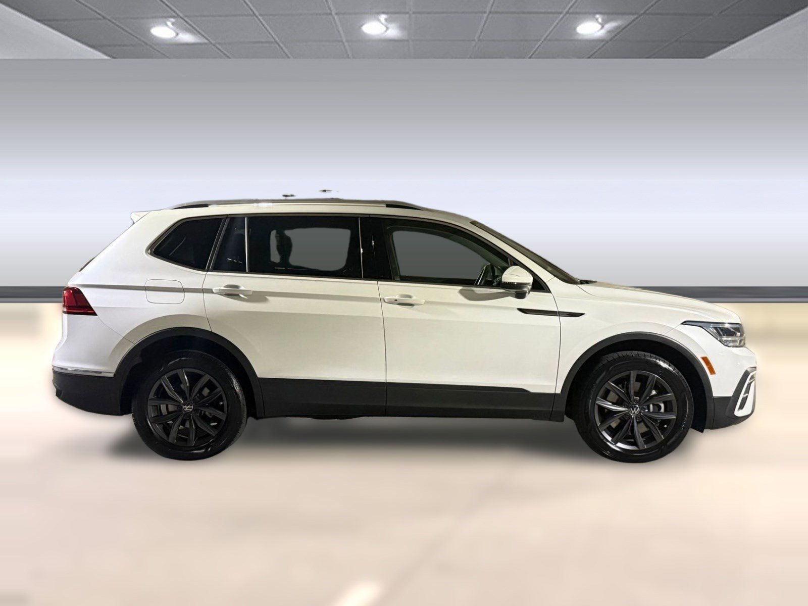 Used 2023 Volkswagen Tiguan SE image 7