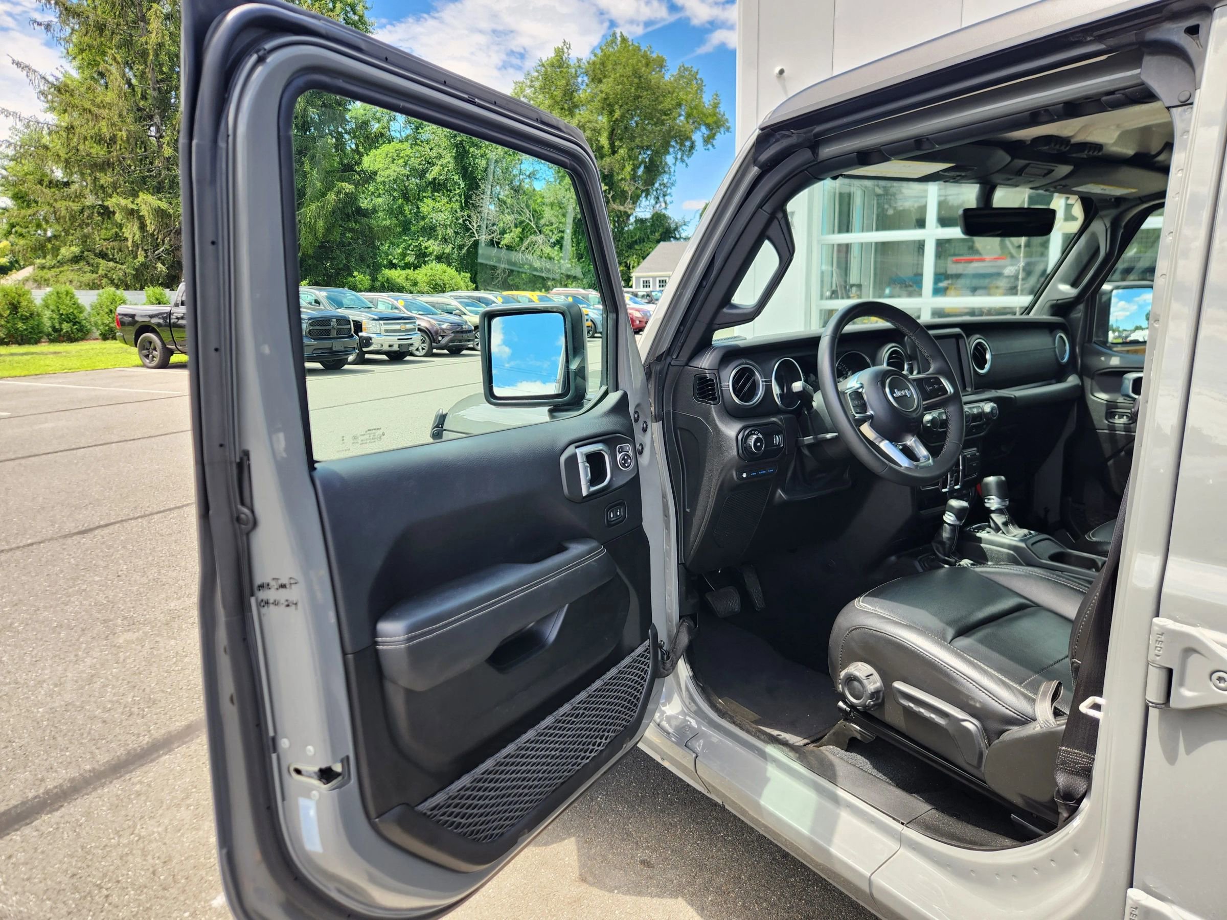 Used 2023 Jeep Wrangler Unlimited Sahara image 23