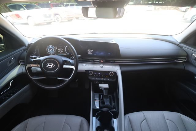 Certified 2025 Hyundai Elantra Limited FWD image 12