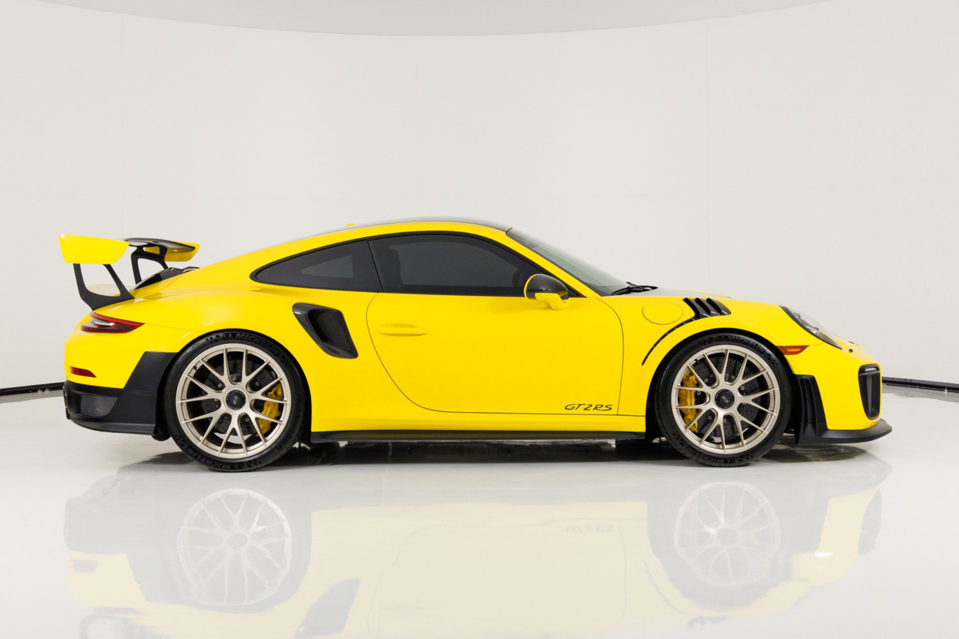 Used 2018 Porsche 911 GT2 RS w/ Weissach Package RWD image 2