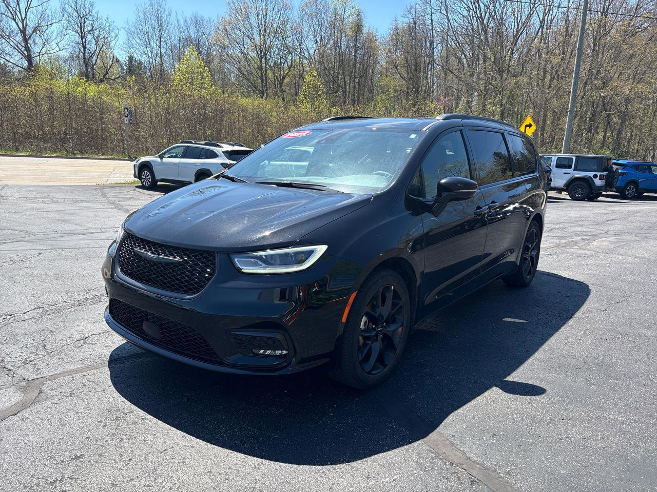 Used 2025 Chrysler Pacifica Limited FWD image 3