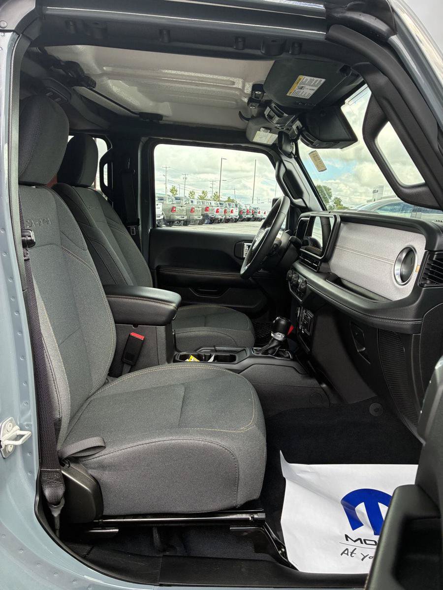 Used 2024 Jeep Wrangler Unlimited Sahara AWD/4WD image 15