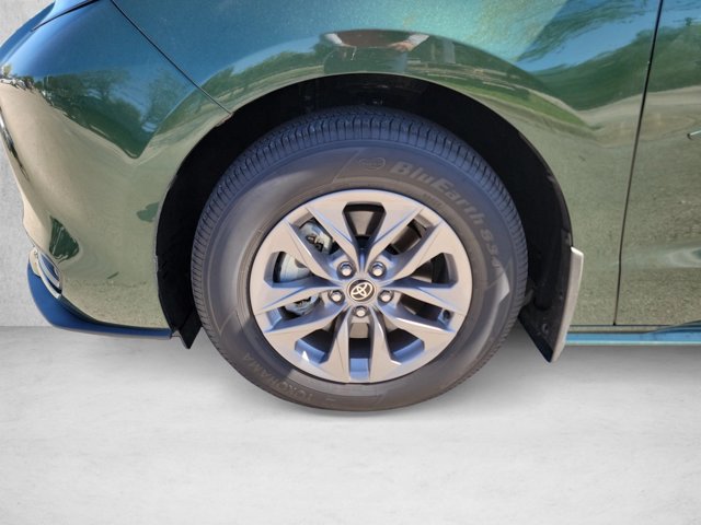 Used 2026 Toyota Sienna XLE FWD image 28