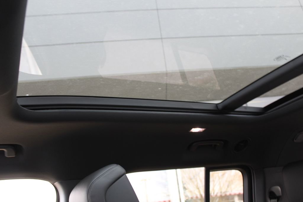 New 2026 Land Rover Defender 130 X-Dynamic SE image 18