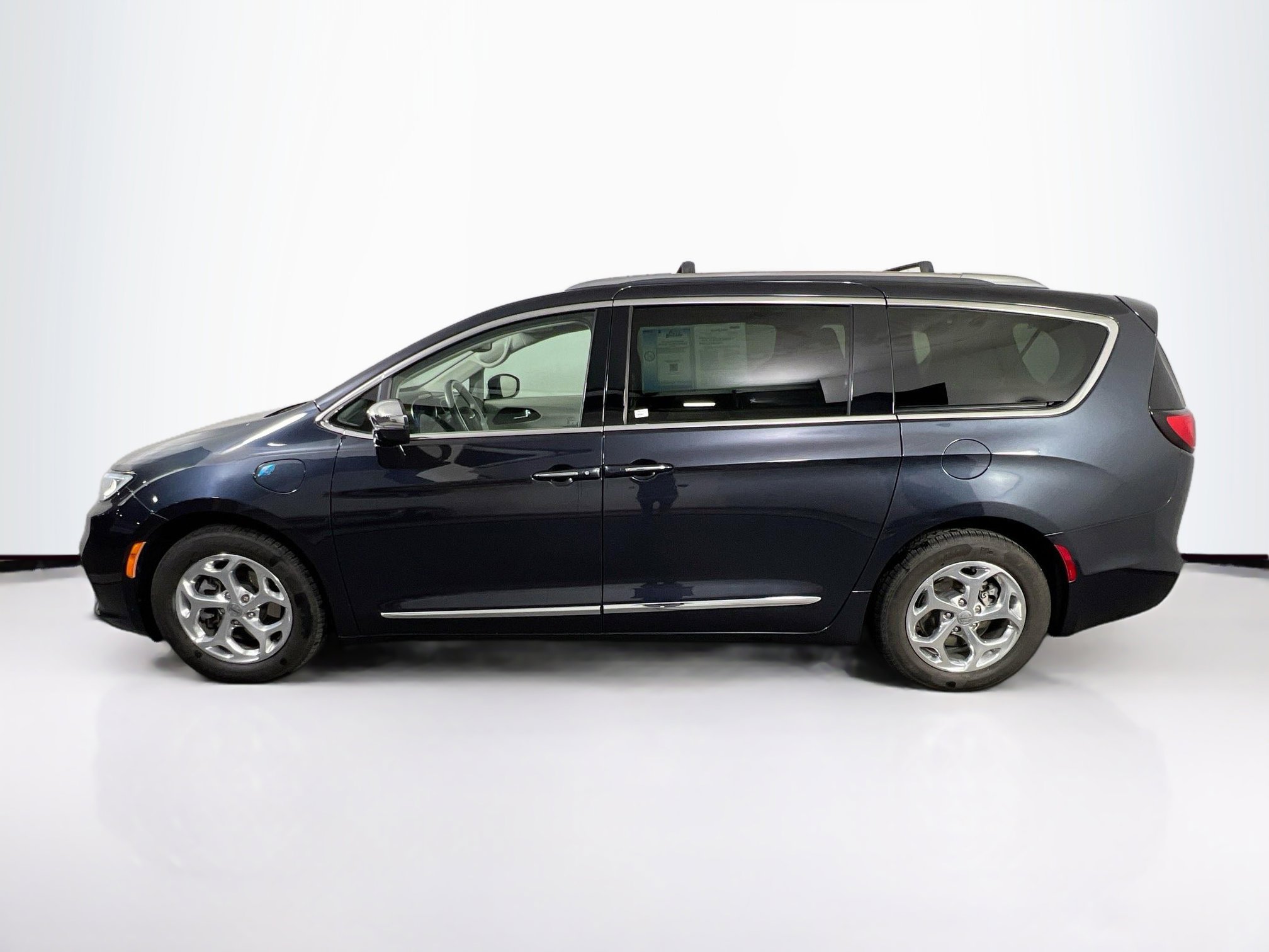 Used 2021 Chrysler Pacifica Limited w/ Uconnect Theater Family Group image 8