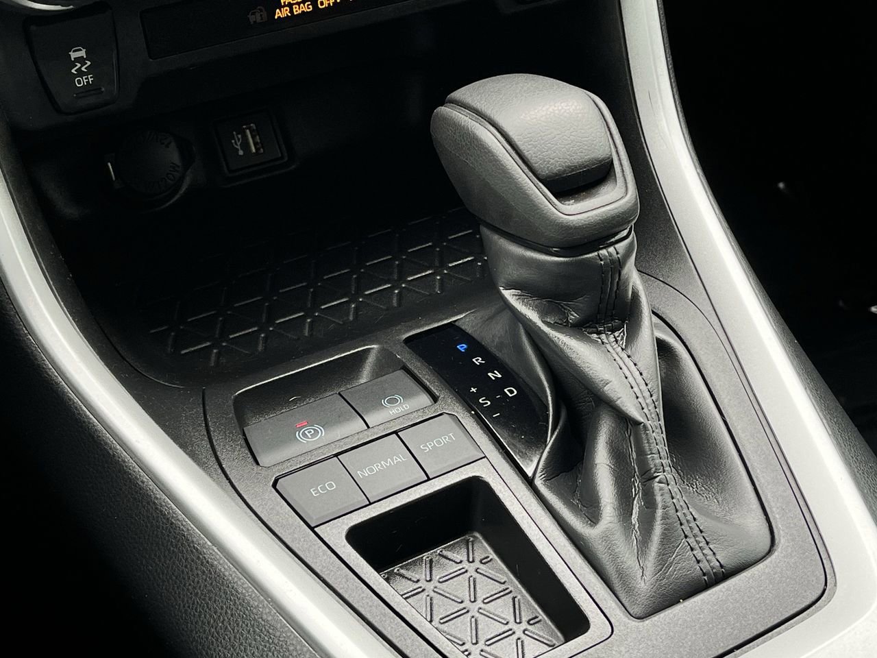 Used 2024 Toyota RAV4 LE FWD image 17