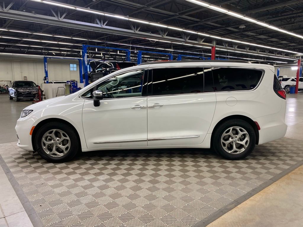 Used 2023 Chrysler Pacifica Limited image 8