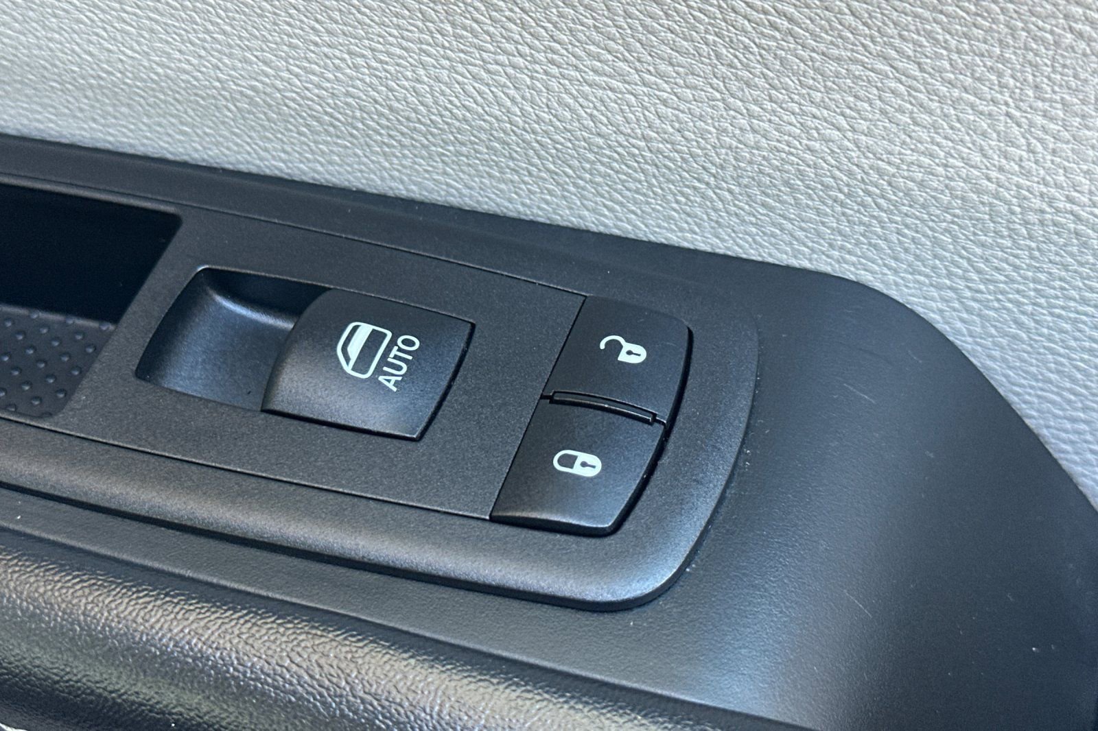 Used 2023 Chrysler Pacifica Touring-L image 23