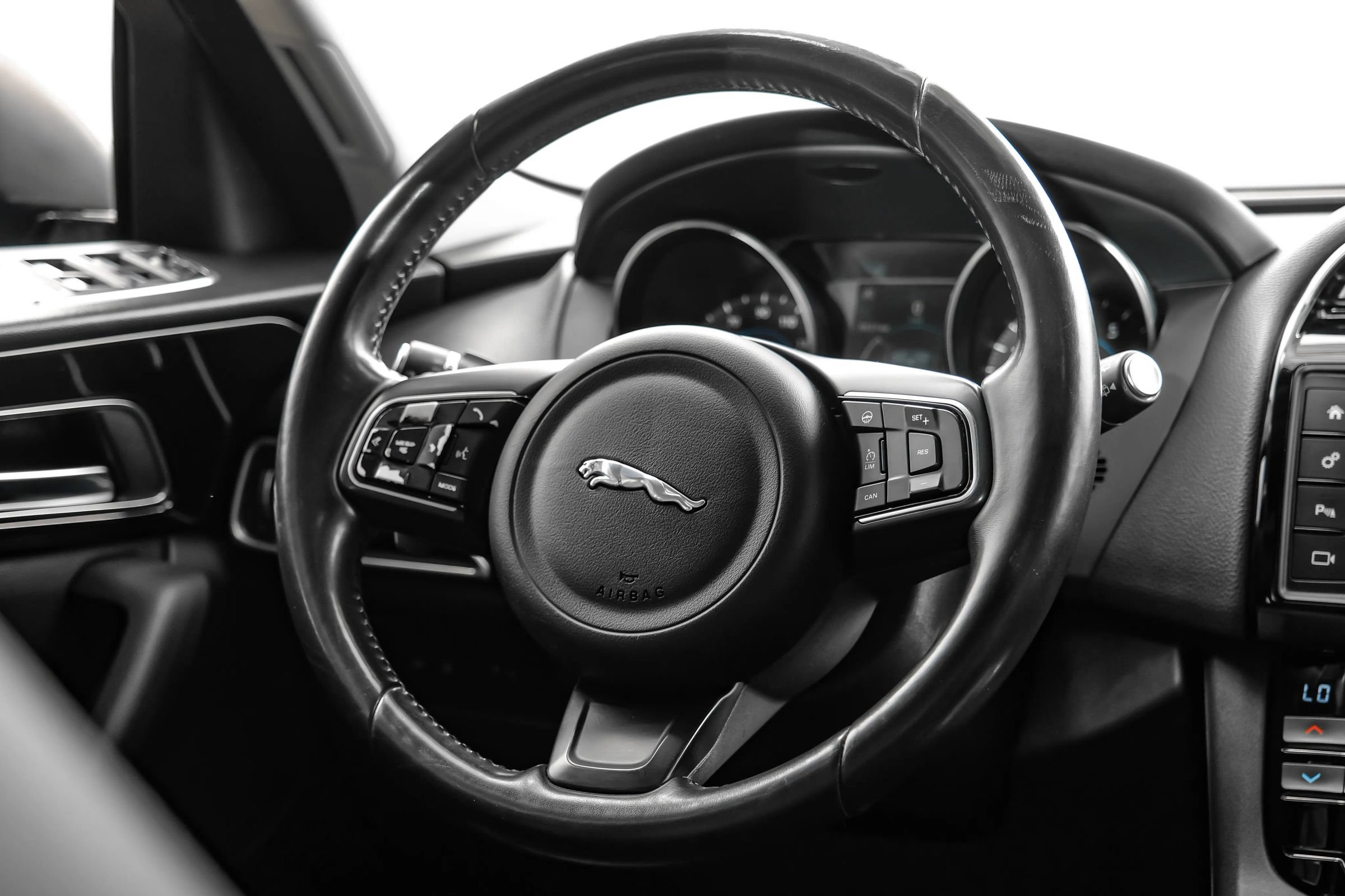Used 2018 Jaguar F-PACE Premium AWD/4WD image 12