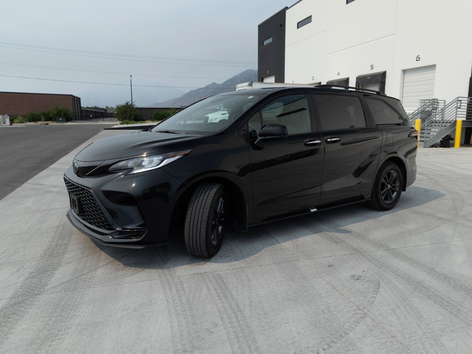 Used 2025 Toyota Sienna XSE AWD/4WD image 5