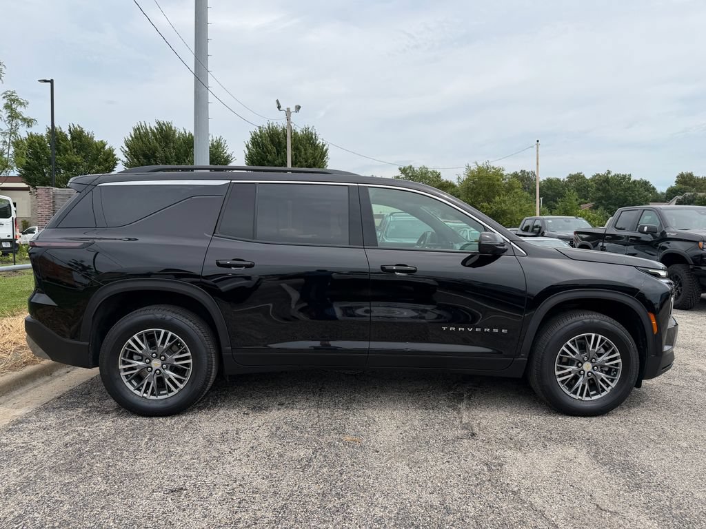 Used 2025 Chevrolet Traverse LT w/ Driver Confidence Package FWD image 2