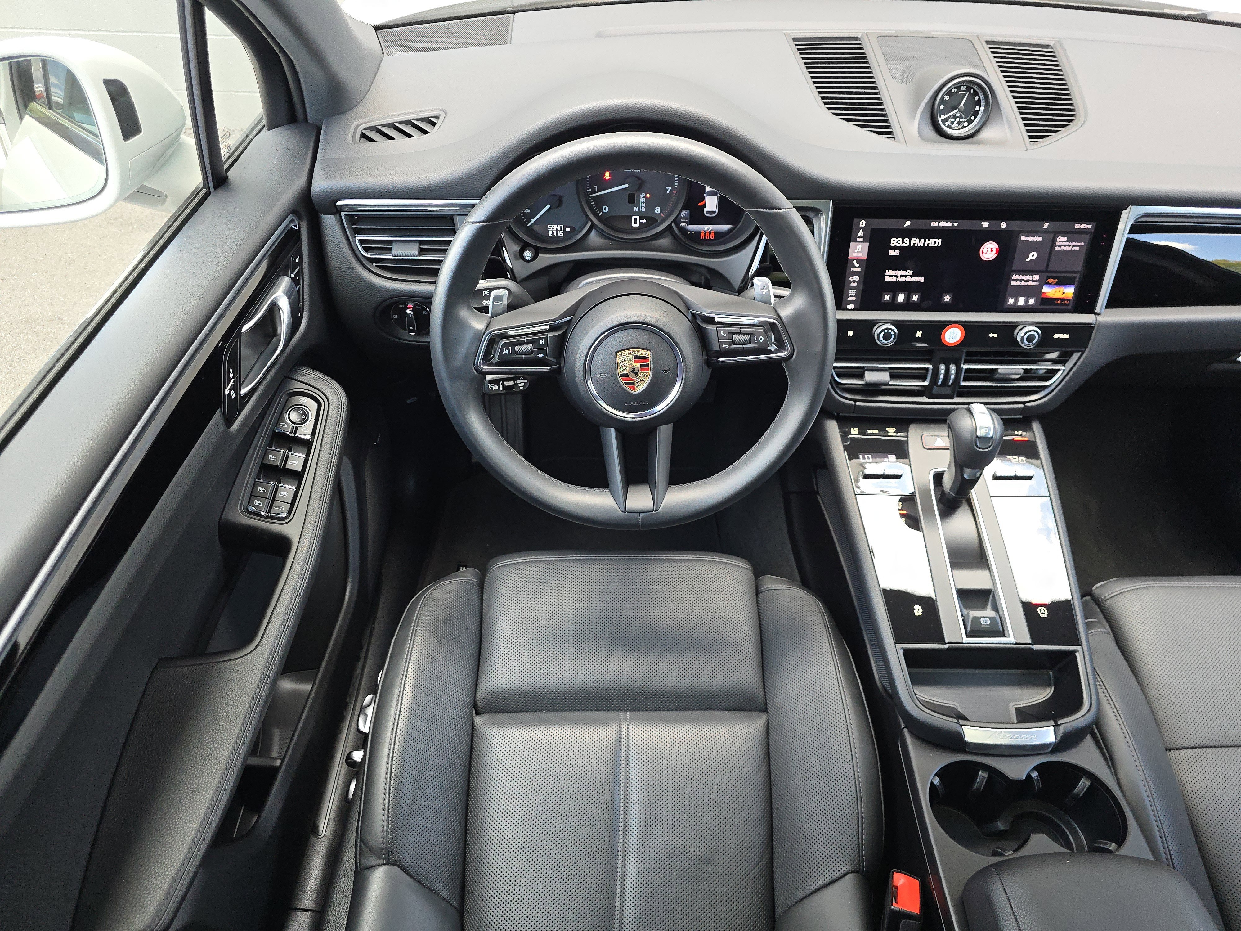 Certified 2025 Porsche Macan image 15