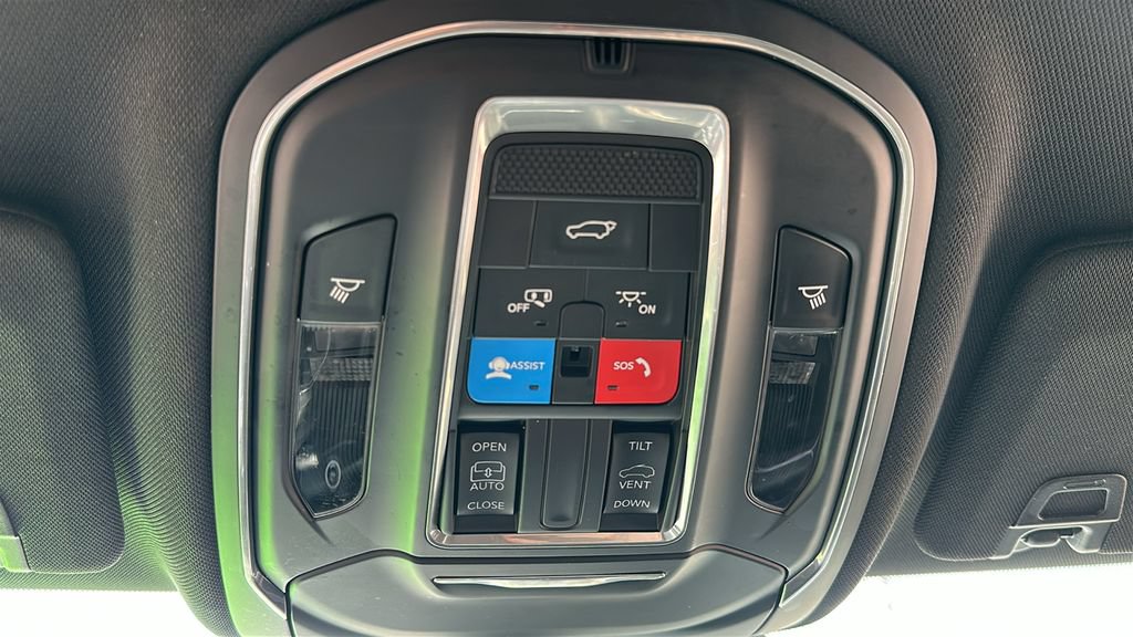 Used 2025 Jeep Grand Cherokee Altitude AWD/4WD image 24