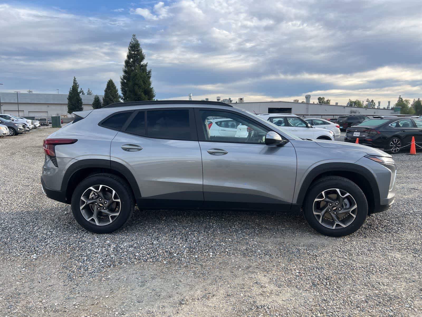 Used 2026 Chevrolet Trax LT FWD image 4